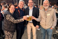 MAIBAUMSTELLEN BEGEISTERT BEI STRAHLENDEM SONNENSCHEIN