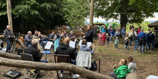  25-j&auml;hriges Jubil&auml;um des Waldkulturpfades Spielberg zieht Jung und Alt an