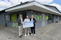Spenden&uuml;bergabe f&uuml;r den Fitnessraum des Jugendzentrums Karlsbad