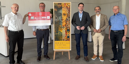 Verkehrsverein Karlsbad &uuml;bergibt Spendenscheck: Kunstwerk zieht in neue Aussegnungshalle