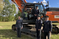 Neubau des Feuerwehrger&auml;tehauses Langesteinbach: Baggerbiss f&uuml;r vorgezogene Erdarbeiten