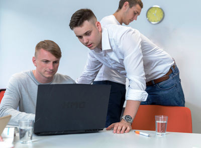 drei junge Mäner arbeiten in einem Büro