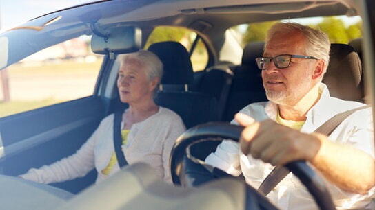 Ein Mann und eine Frau fahren Auto