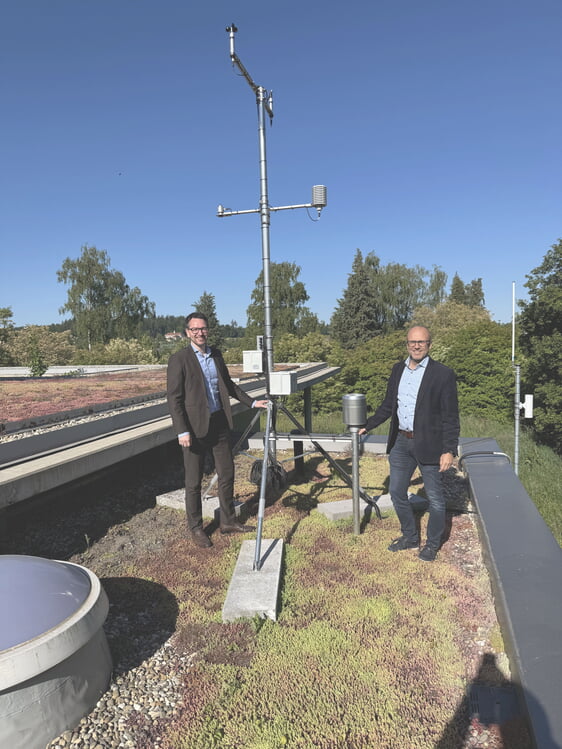 Bürgermeister Björn Kornmüller und Bauamtsleiter Joachim Guthmann bei der Inbetriebnahme der Wetterstation